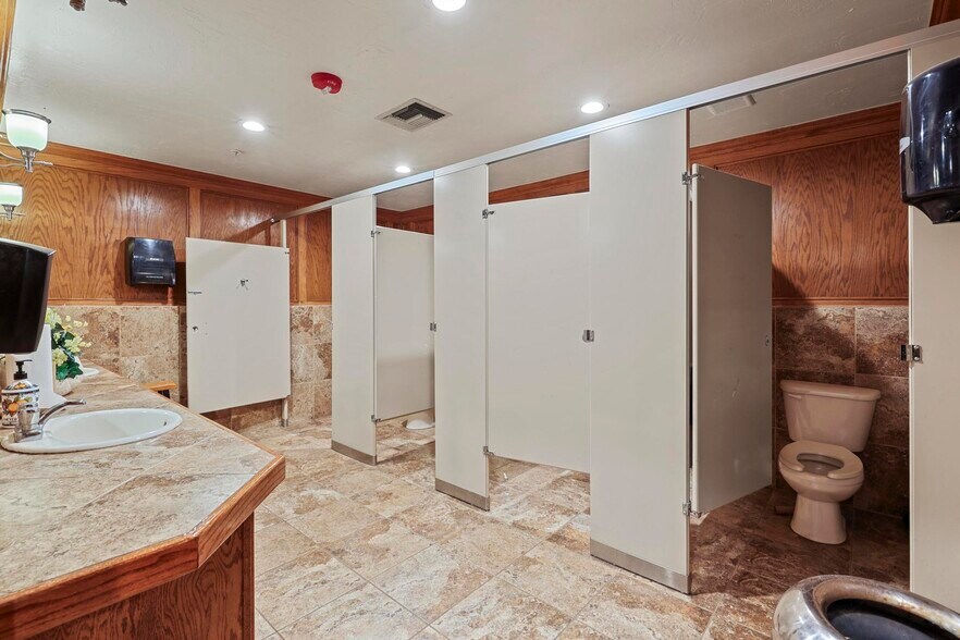 More Photos Of 607 W Main St, Payson Bar For Sale