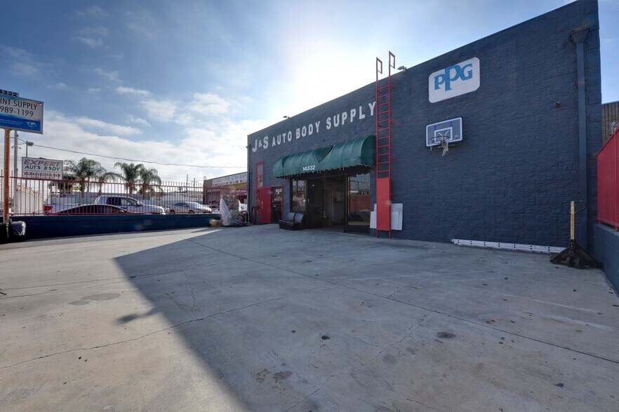 Primary Photo Of 14332 Oxnard St, Van Nuys Warehouse For Lease