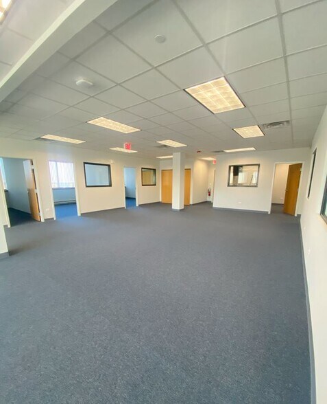 More Photos Of 621 Busse Rd, Bensenville Warehouse For Lease