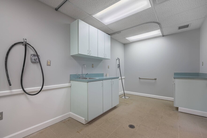 More Photos Of 7271 N Main St, Dayton Medical For Lease