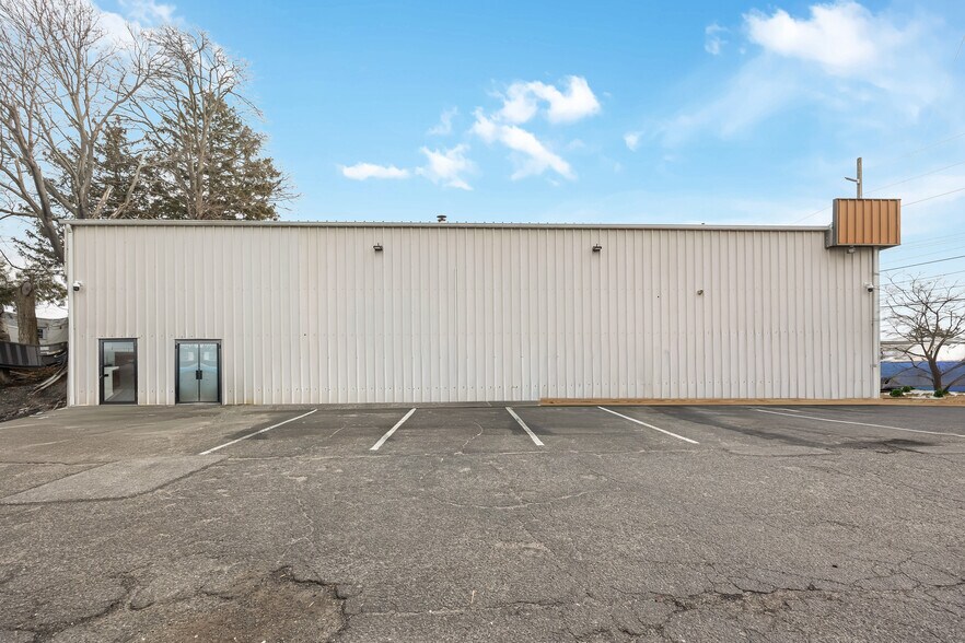 More Photos Of 429 W Main St, Patchogue Freestanding For Lease