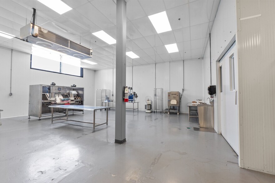 More Photos Of 609-649 Montée De Liesse, Saint-Laurent Warehouse For Sale