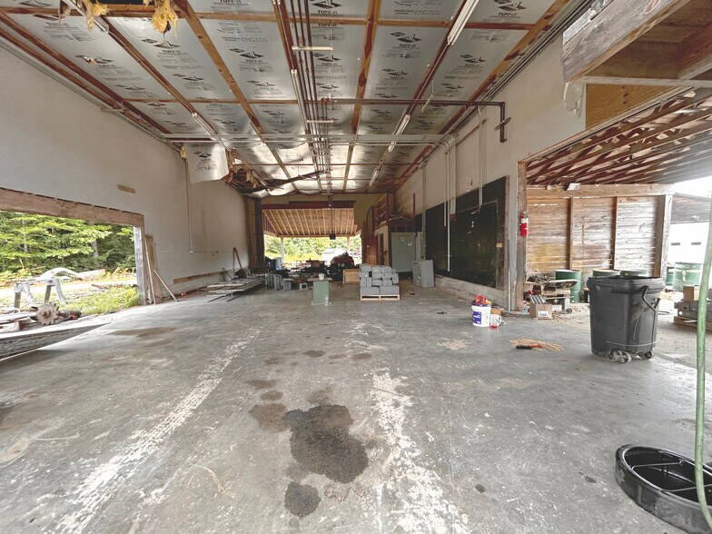 More Photos Of 46-1 Red Mill Rd, Casco Industrial For Lease