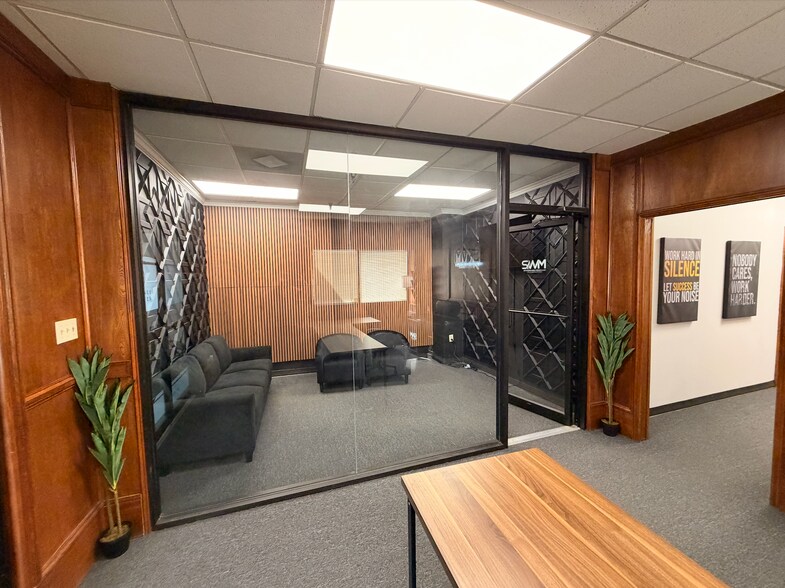 More Photos Of 3901 Airport Fwy, Bedford Office For Lease
