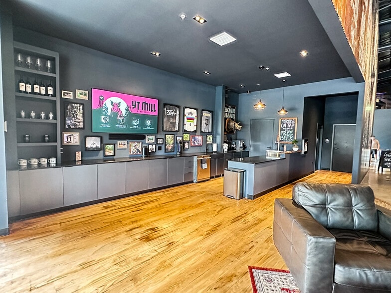 More Photos Of 306 S Main St, Bentonville Storefront For Lease