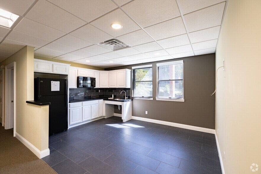 More Photos Of 100 Quarry Rd, Hamburg Medical For Lease