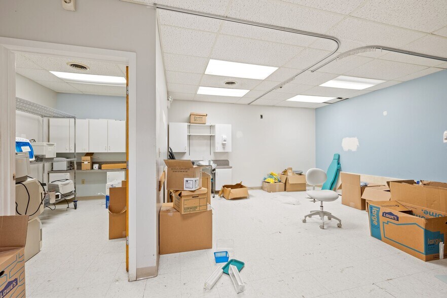 More Photos Of 1637 Mineral Spring Ave, North Providence Medical For Lease