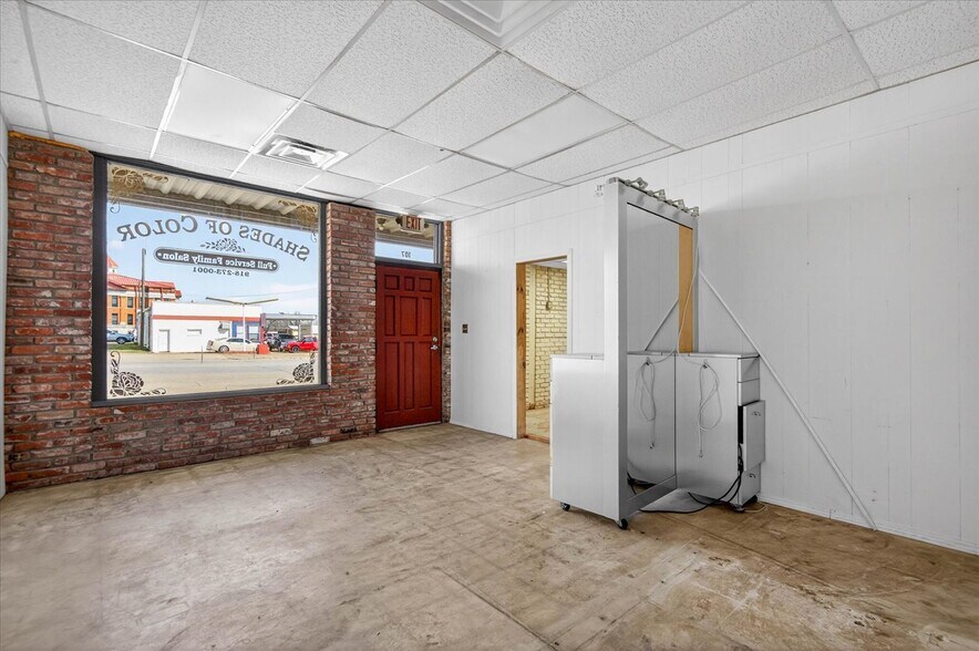 More Photos Of 121 N Maple St, Nowata Storefront For Sale