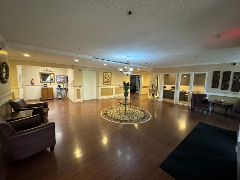 More Photos Of 725 Gibralter St, Norfolk Flex For Sale