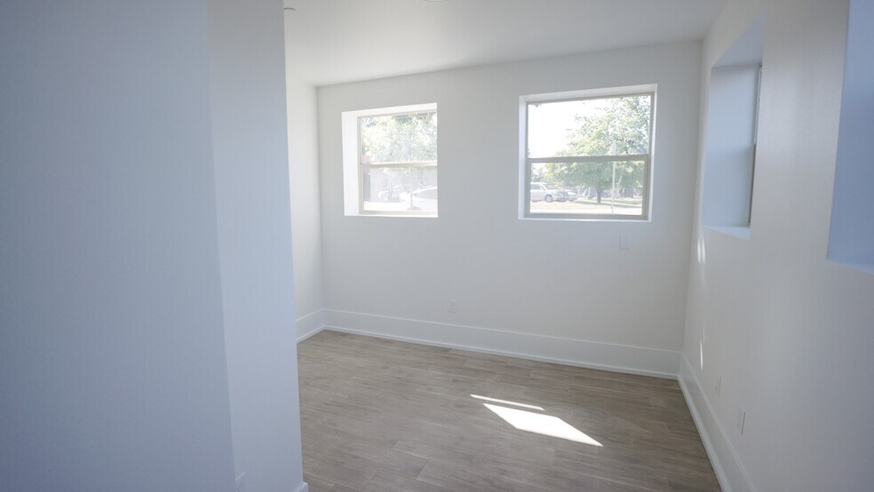 More Photos Of 550 N 1st St, Woodburn Office For Sale