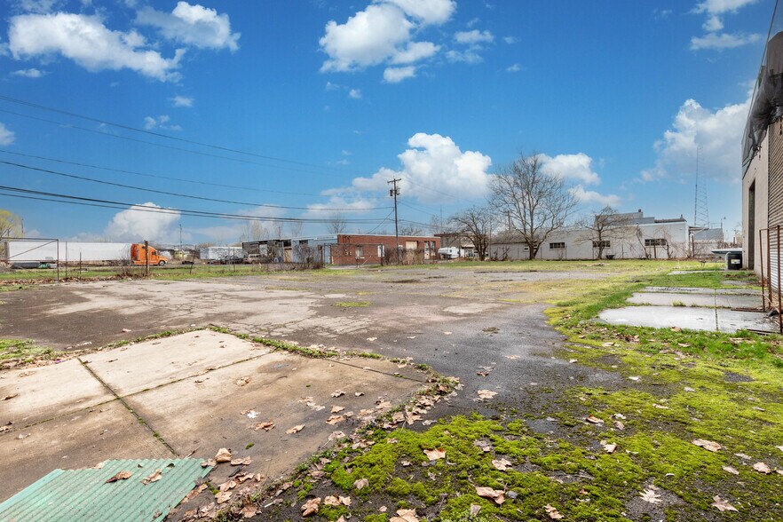 More Photos Of 2425 Hyde Park Blvd, Niagara Falls Freestanding For Sale