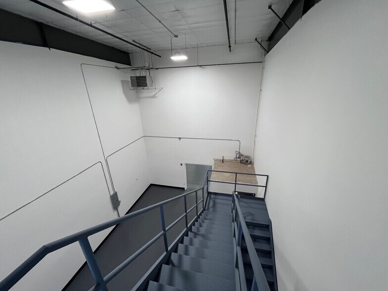 More Photos Of 106 Ledge Rd, Seabrook Warehouse For Lease