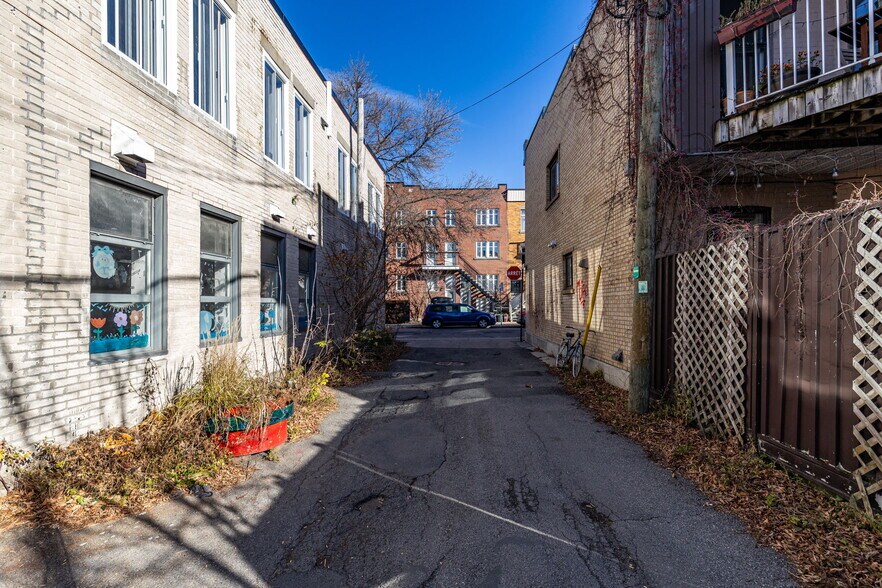 More Photos Of 230 Rue Beaubien E, Montréal General Retail For Lease