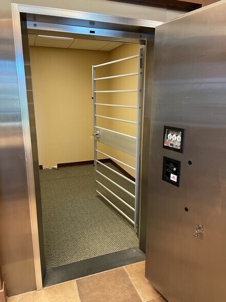 More Photos Of 139 Plaza Dr, Brandon Bank For Sale