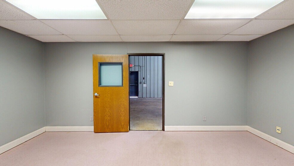 More Photos Of 2109 N Yellowood Ave, Broken Arrow Light Distribution For Lease