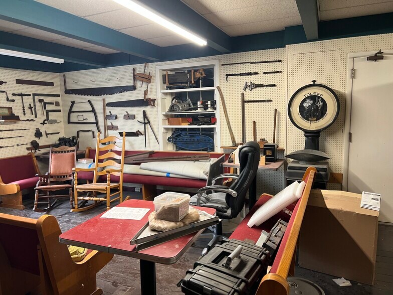 More Photos Of 1110 Dewey St, New Albany Storefront For Sale