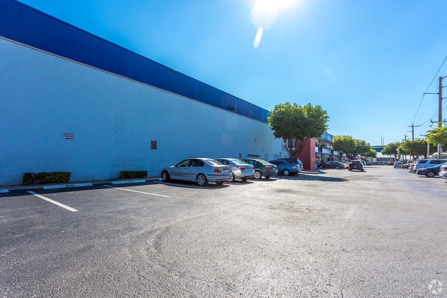 More Photos Of 2501-2545 NW 72nd Ave, Miami Distribution For Lease