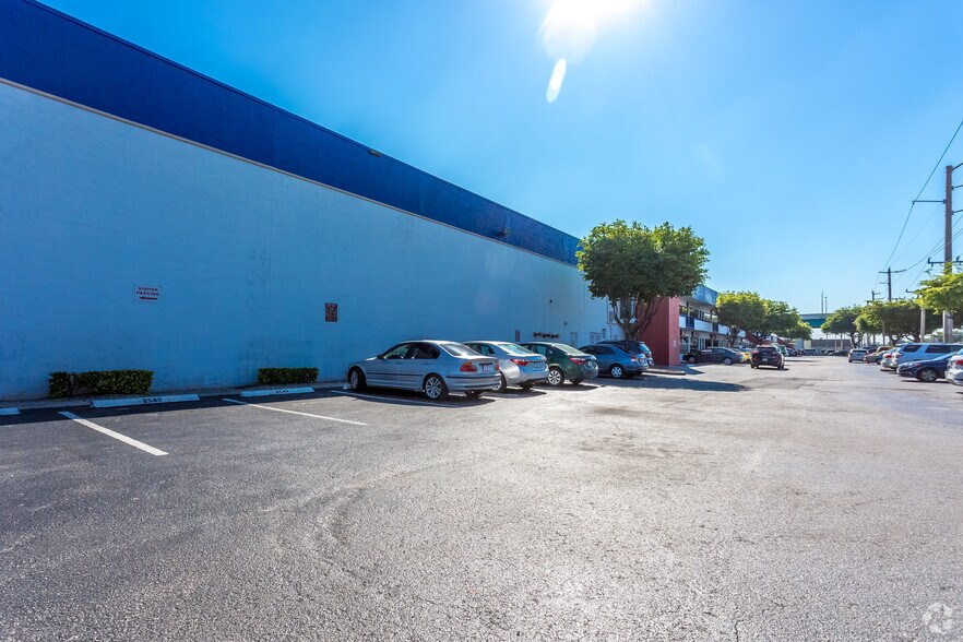 More Photos Of 2501-2545 NW 72nd Ave, Miami Distribution For Lease
