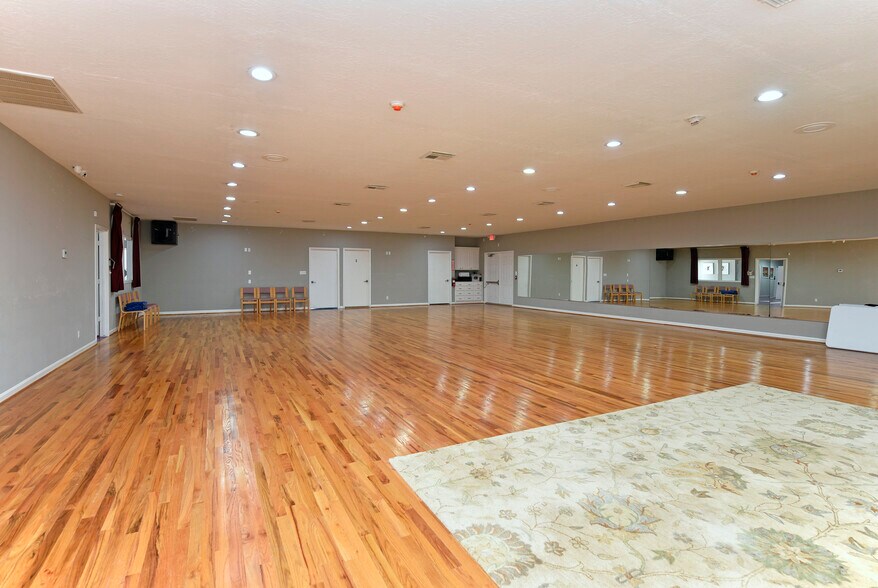 More Photos Of 11110 S Highway 6, Sugar Land Freestanding For Sale