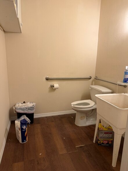 More Photos Of 1076 Business Ln, Naples Showroom For Sale