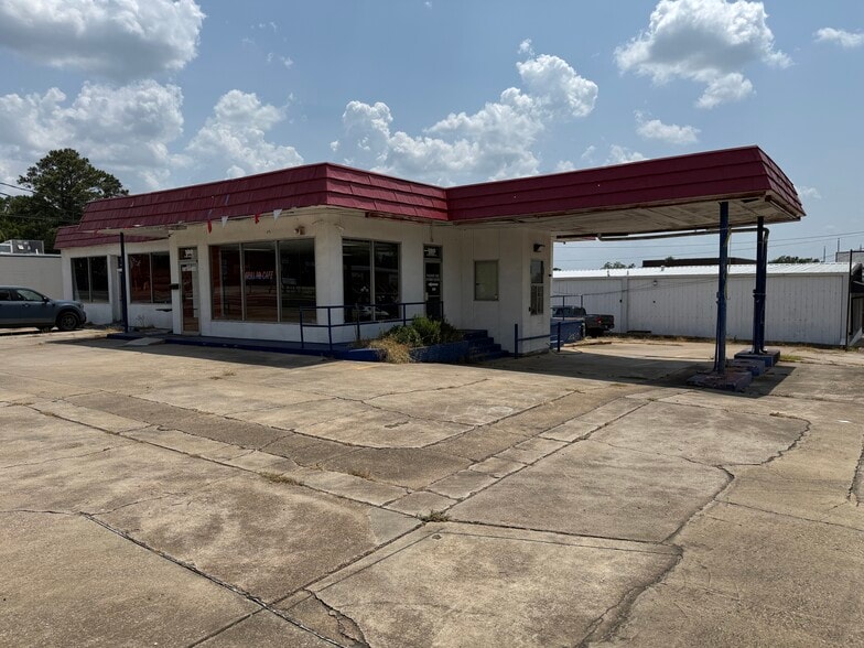 More Photos Of 100 E Upshur Ave, Gladewater Freestanding For Sale