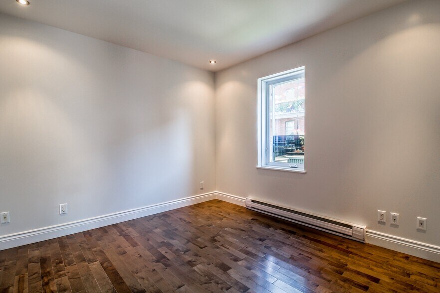 More Photos Of 4370-4372 Rue Notre-Dame O, Montréal Storefront Retail Residential For Sale