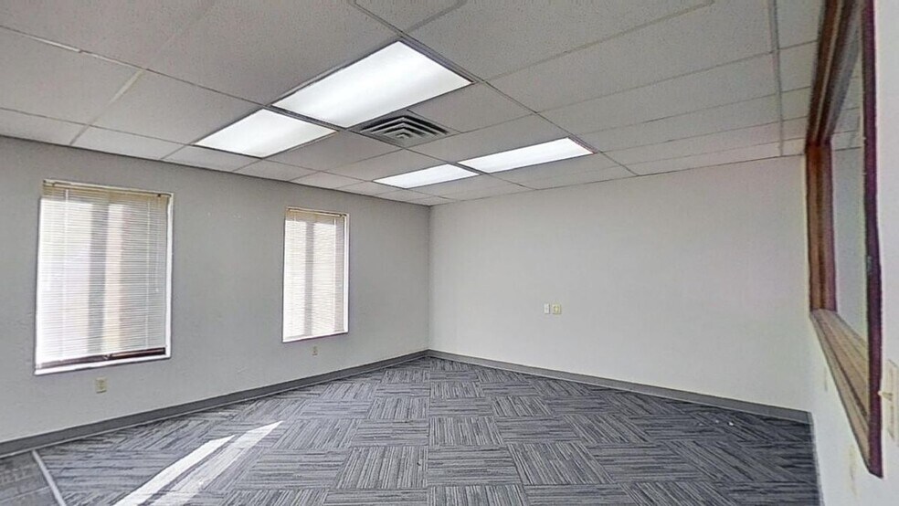 More Photos Of 913 W Holmes Rd, Lansing Medical For Sale