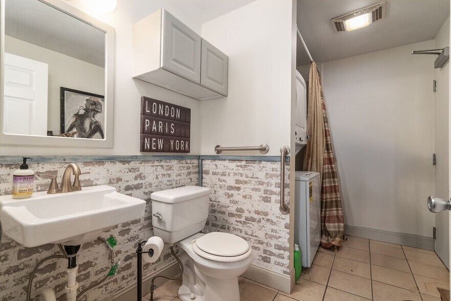 More Photos Of 140 Clinton St, Schenectady Storefront Retail Residential For Lease