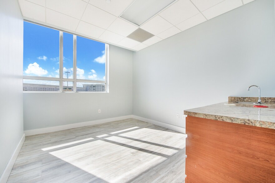 More Photos Of 135 San Lorenzo Ave, Coral Gables Office For Sale