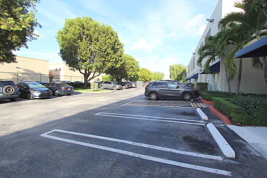 More Photos Of 2520 NW 97th Ave, Doral Showroom For Lease