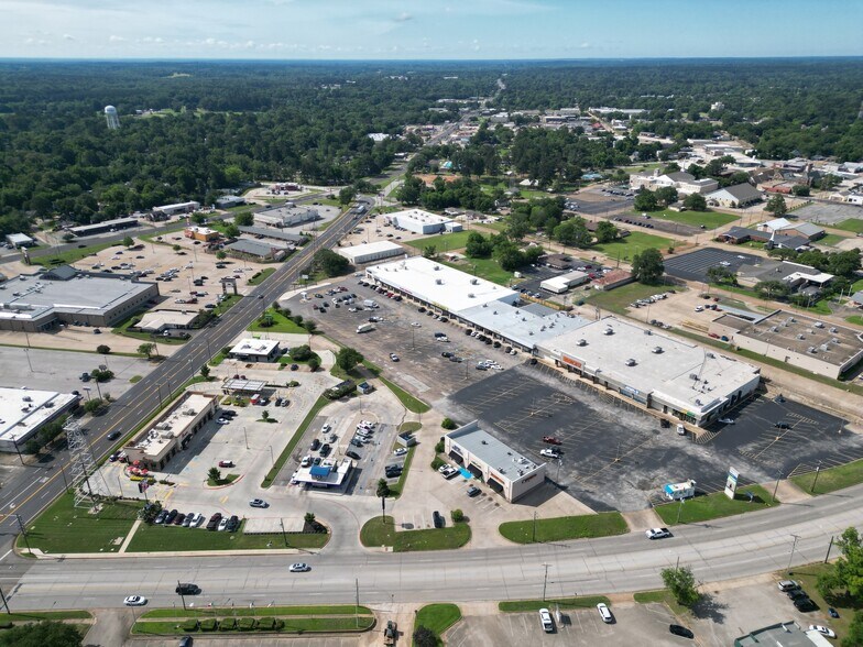 More Photos Of 102-110 Midtown Dr, Kilgore General Retail For Lease
