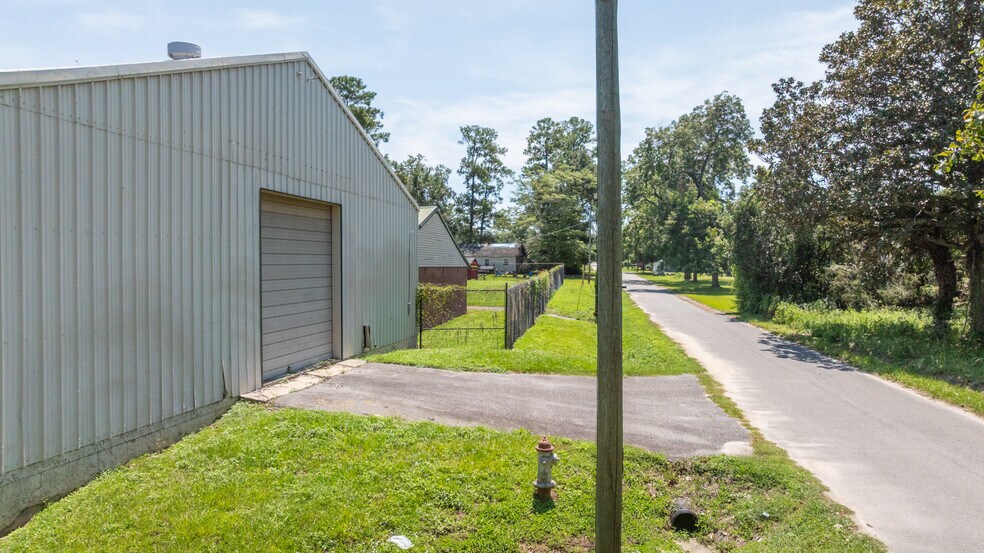 More Photos Of 510 N Walker St, Quitman Light Manufacturing For Sale