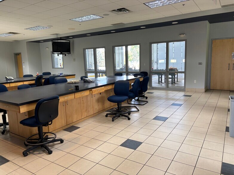 More Photos Of 420 Park Ct, Lino Lakes Manufacturing For Sale