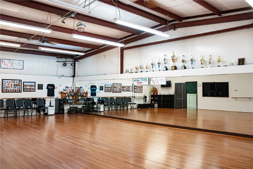 More Photos Of 409 Rayford Rd, Spring Freestanding For Sale