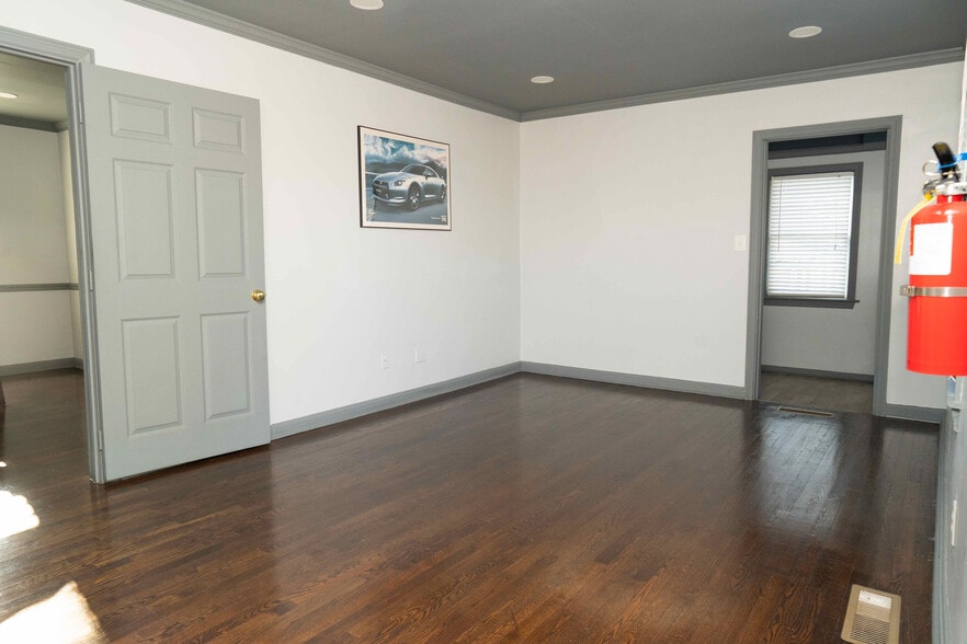 More Photos Of 232 SE Powers Ferry Rd, Marietta Office For Sale