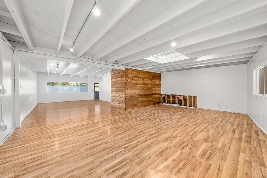 More Photos Of 422 N Coast Highway 101, Encinitas Storefront For Lease