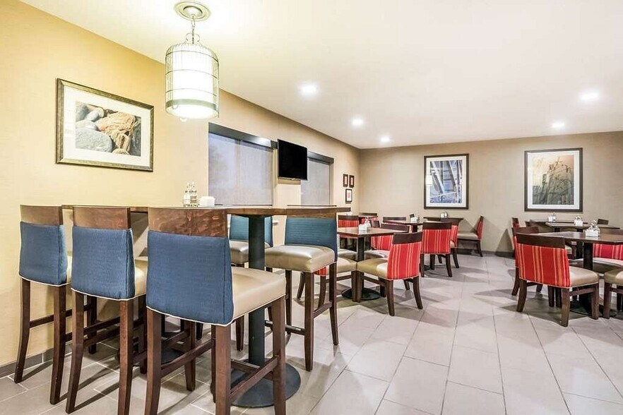 More Photos Of 120 W Stevenson Rd, Ottawa Hotel For Sale