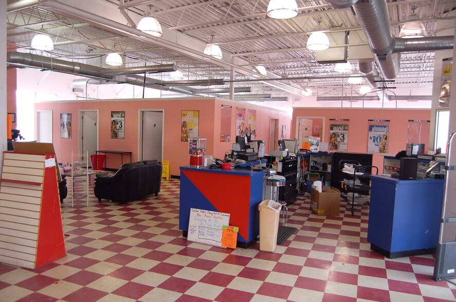 More Photos Of 4507 W Elm St, McHenry Freestanding For Sale