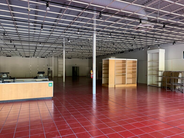 More Photos Of 300 Pearl Nix Pky, Gainesville Unknown For Lease