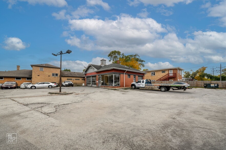 More Photos Of 2010 S River Rd, Des Plaines Auto Dealership For Lease