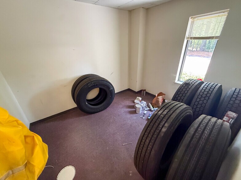 More Photos Of 4663 Franchise St, North Charleston Flex For Lease