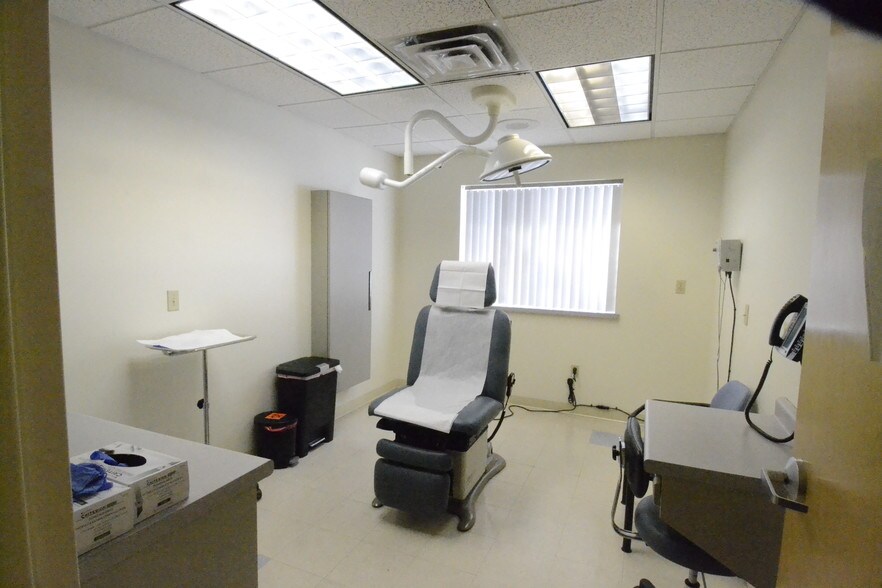 More Photos Of 400 Gidney Ave, Newburgh Medical For Sale