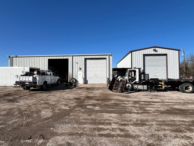 More Photos Of 3226 N Main St, Cleburne Warehouse For Lease