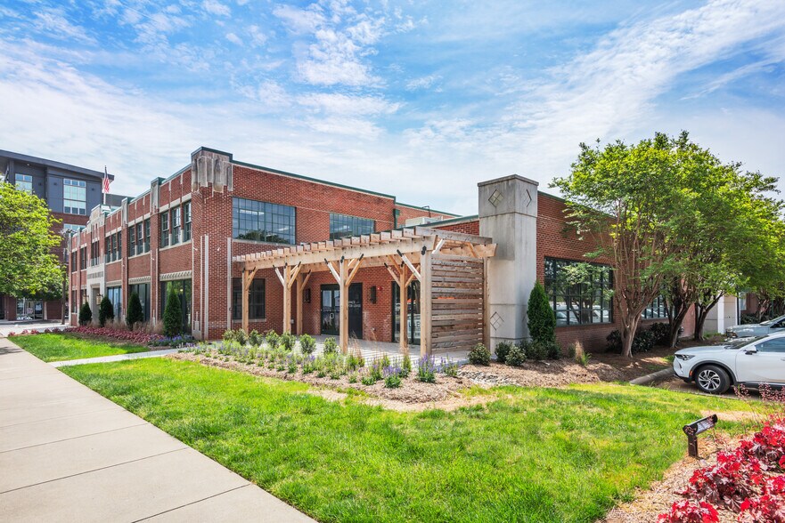 More Photos Of 1401 W Morehead St, Charlotte Office For Lease