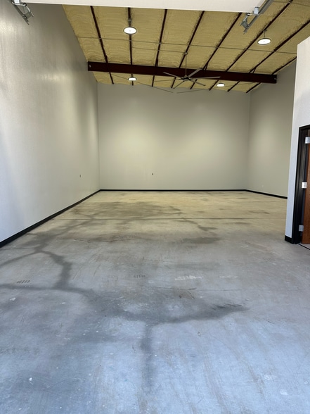 More Photos Of 10927 Fredericksburg Rd, San Antonio Unknown For Lease