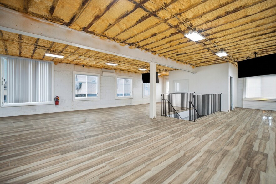 More Photos Of 20 Denton Ave, Garden City Park Service For Lease