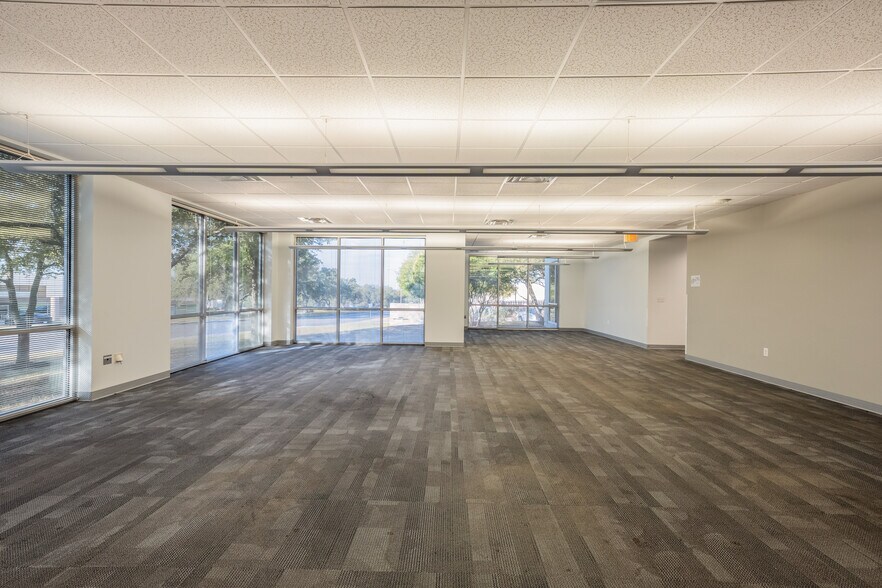 More Photos Of 5555 Northwest Pky, San Antonio Office For Lease