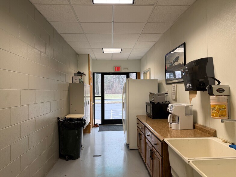 More Photos Of 7 Industrial Rd, Windsor Locks Warehouse For Sale