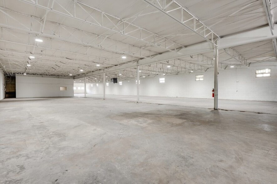 More Photos Of 5131 Sharp St, Dallas Warehouse For Sale