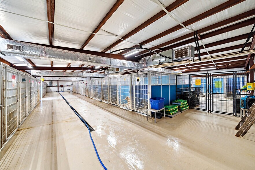 More Photos Of 1115 Dickinson Ave, Dickinson Veterinarian Kennel For Sale